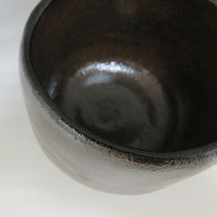 茶道具 黒楽茶碗 万代屋黒 利休所持 宗安伝来写 佐々木昭楽 茶碗 抹茶茶碗は茶の湯文化である表千家・裏千家の茶道具や抹茶を専門に扱う千紀園（せんきえん）が通販で販売しています。茶会また初心者向けのお稽古用にご利用いただける抹茶碗です。贈り物・ギフトにも人気です。