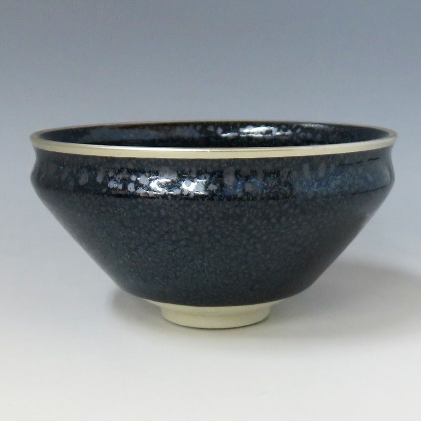 茶道具 天目茶碗（てんもくちゃわん） 新油滴天目茶碗セット (真塗天目台・紹鴎緞子仕服付)  抹茶茶碗は茶の湯文化である表千家・裏千家の茶道具や抹茶を専門に扱う千紀園（せんきえん）が通販で販売しています。茶会また初心者向けのお稽古用にご利用いただける抹茶碗です。贈り物・ギフトにも人気です。