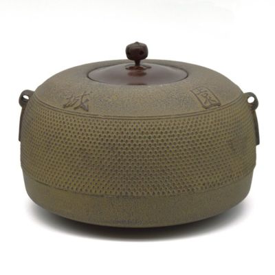 送料込【逢絢亭】茶道具 炉釜 肩衝釜 竹地紋 釜師 菊地政光 共箱入り 送料込【逢絢亭】茶道具 炉釜 肩衝釜 竹地紋 釜師 菊地政光
