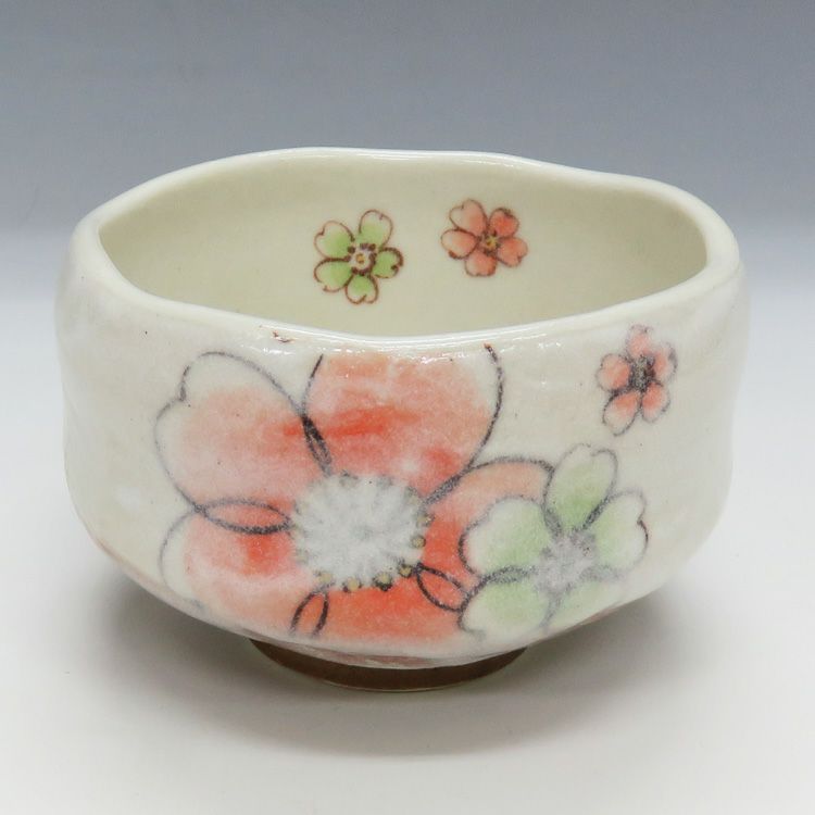 茶道具 小茶碗（こちゃわん） 小茶碗 花模様・オレンジ 豊窯 抹茶茶碗は茶の湯文化である表千家・裏千家の茶道具や抹茶を専門に扱う千紀園（せんきえん）が通販で販売しています。茶会また初心者向けのお稽古用にご利用いただける抹茶碗です。贈り物・ギフトにも人気です。