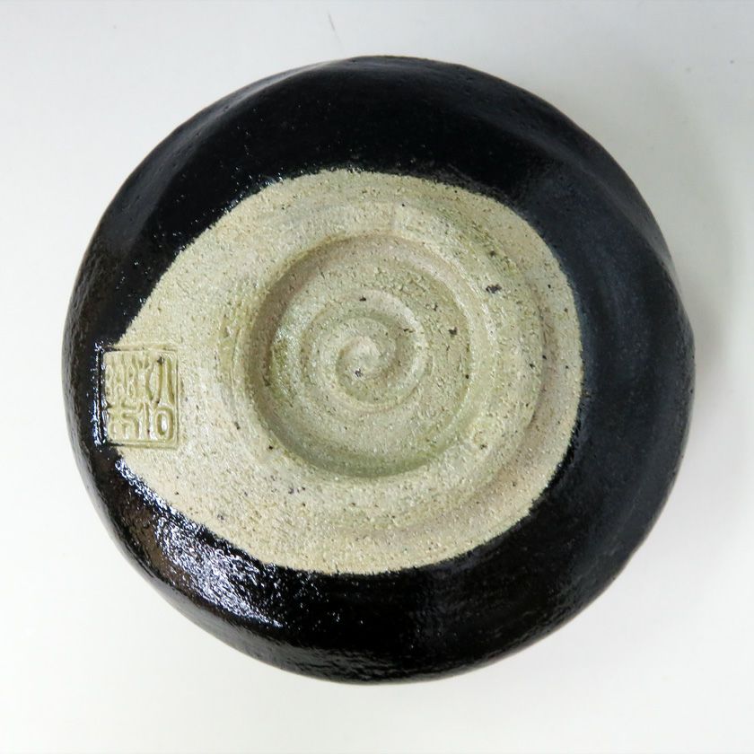 茶道具 茶碗 黒楽 角印 銘「福寿」 福本積應師書付 松楽窯 抹茶茶碗は茶の湯文化である表千家・裏千家の茶道具や抹茶を専門に扱う千紀園（せんきえん）が通販で販売しています。茶会また初心者向けのお稽古用にご利用いただける抹茶碗です。贈り物・ギフトにも人気です。