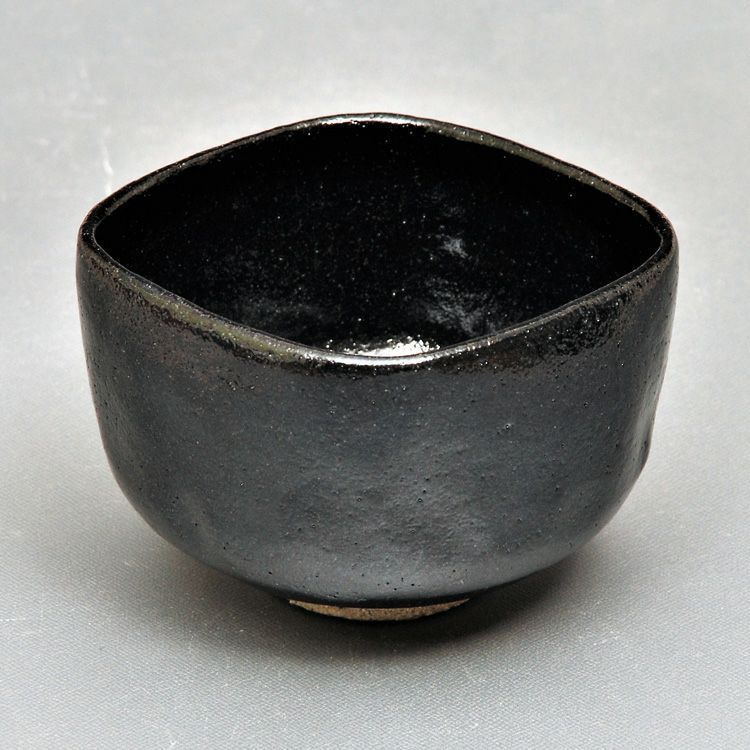 茶道具 抹茶茶碗（まっちゃちゃわん） 茶碗　升形　黒赤一双 佐々木 虚室 抹茶茶碗は茶の湯文化である表千家・裏千家の茶道具や抹茶を専門に扱う千紀園（せんきえん）が通販で販売しています。茶会また初心者向けのお稽古用にご利用いただける抹茶碗です。贈り物・ギフトにも人気です。