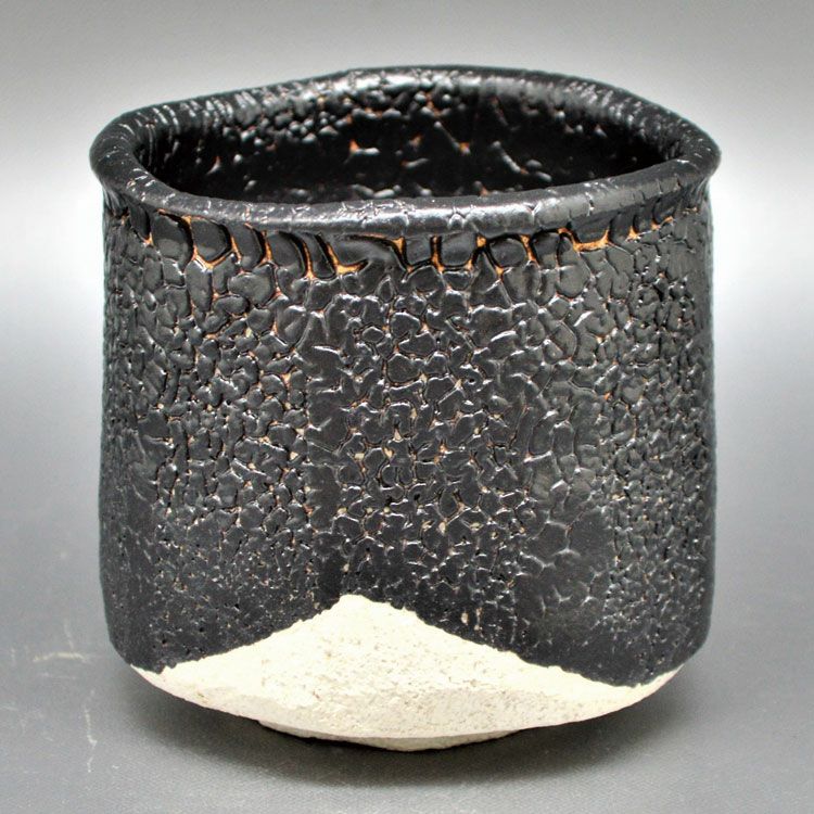 茶道具 筒茶碗（つつちゃわん） 筒茶碗　黒織部 蔵田 光憲 抹茶茶碗は茶の湯文化である表千家・裏千家の茶道具や抹茶を専門に扱う千紀園（せんきえん）が通販で販売しています。茶会また初心者向けのお稽古用にご利用いただける抹茶碗です。贈り物・ギフトにも人気です。