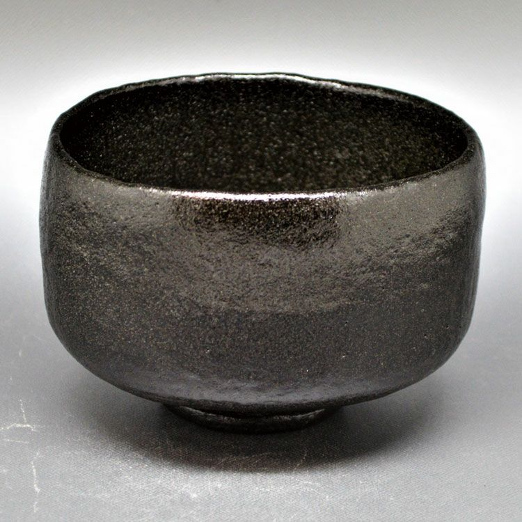 茶道具 抹茶茶碗（まっちゃちゃわん） 茶碗　長次郎写　北野黒 佐々木 松楽 抹茶茶碗は茶の湯文化である表千家・裏千家の茶道具や抹茶を専門に扱う千紀園（せんきえん）が通販で販売しています。茶会また初心者向けのお稽古用にご利用いただける抹茶碗です。贈り物・ギフトにも人気です。