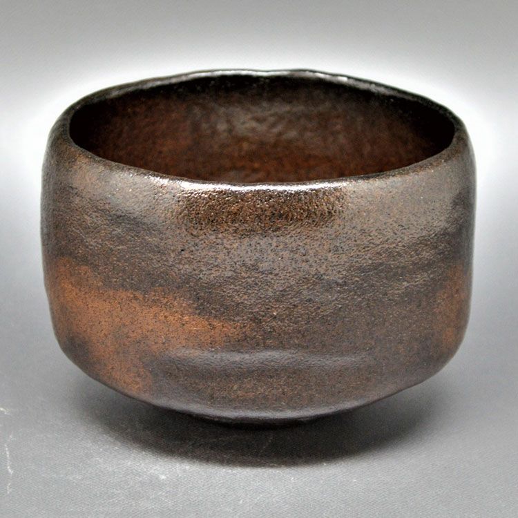 茶道具 抹茶茶碗（まっちゃちゃわん） 茶碗　長次郎写　面影 佐々木 松楽 抹茶茶碗は茶の湯文化である表千家・裏千家の茶道具や抹茶を専門に扱う千紀園（せんきえん）が通販で販売しています。茶会また初心者向けのお稽古用にご利用いただける抹茶碗です。贈り物・ギフトにも人気です。