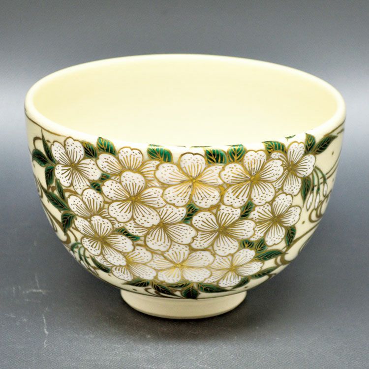 茶道具 抹茶茶碗（まっちゃちゃわん） 茶碗　色絵　桜華流水 清閑寺窯 抹茶茶碗は茶の湯文化である表千家・裏千家の茶道具や抹茶を専門に扱う千紀園（せんきえん）が通販で販売しています。茶会また初心者向けのお稽古用にご利用いただける抹茶碗です。贈り物・ギフトにも人気です。