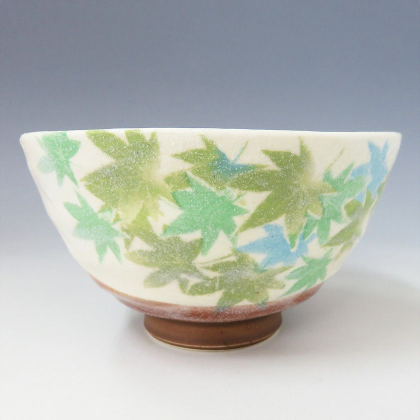 茶道具 抹茶茶碗（まっちゃちゃわん） 利休茶碗 青楓 豊窯 抹茶茶碗は茶の湯文化である表千家・裏千家の茶道具や抹茶を専門に扱う千紀園（せんきえん）が通販で販売しています。茶会また初心者向けのお稽古用にご利用いただける抹茶碗です。贈り物・ギフトにも人気です。