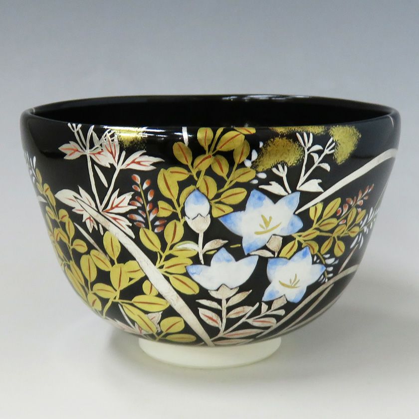 茶道具 抹茶茶碗（まっちゃちゃわん） 茶碗 黒釉 秋草 山岡 善高 抹茶茶碗は茶の湯文化である表千家・裏千家の茶道具や抹茶を専門に扱う千紀園（せんきえん）が通販で販売しています。茶会また初心者向けのお稽古用にご利用いただける抹茶碗です。贈り物・ギフトにも人気です。