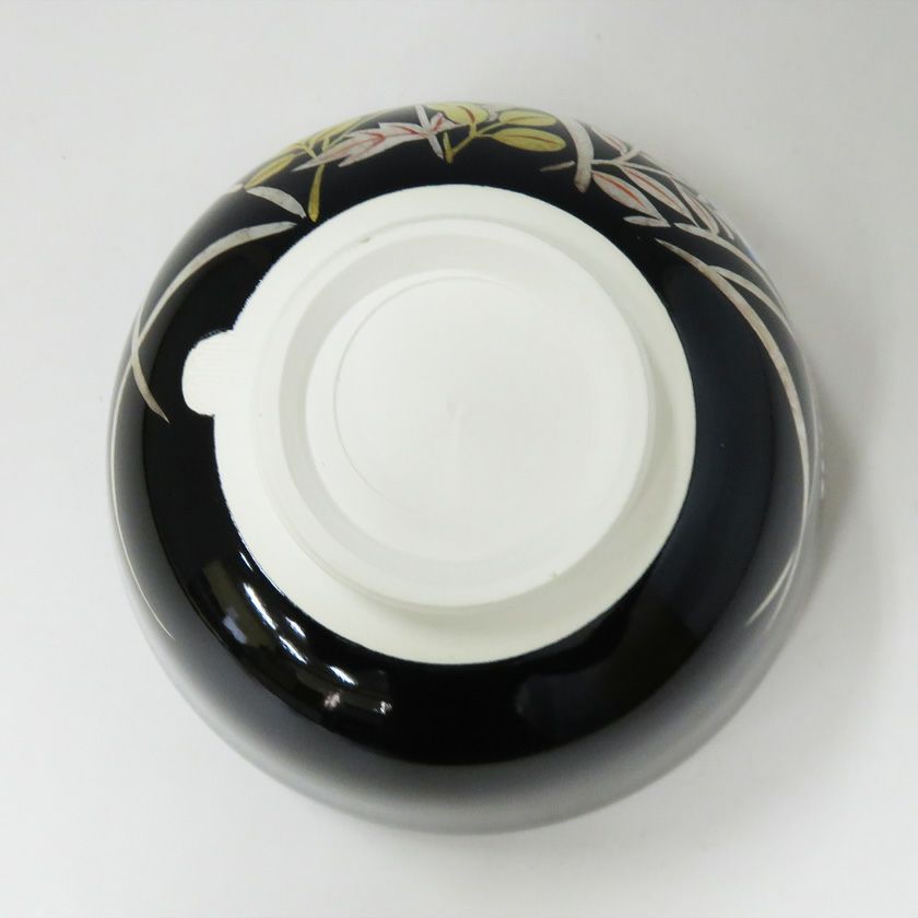 茶道具 抹茶茶碗（まっちゃちゃわん） 茶碗 黒釉 秋草 山岡 善高 抹茶茶碗は茶の湯文化である表千家・裏千家の茶道具や抹茶を専門に扱う千紀園（せんきえん）が通販で販売しています。茶会また初心者向けのお稽古用にご利用いただける抹茶碗です。贈り物・ギフトにも人気です。