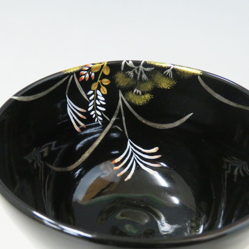 茶道具 抹茶茶碗（まっちゃちゃわん） 茶碗 黒釉 秋草 山岡 善高 抹茶茶碗は茶の湯文化である表千家・裏千家の茶道具や抹茶を専門に扱う千紀園（せんきえん）が通販で販売しています。茶会また初心者向けのお稽古用にご利用いただける抹茶碗です。贈り物・ギフトにも人気です。