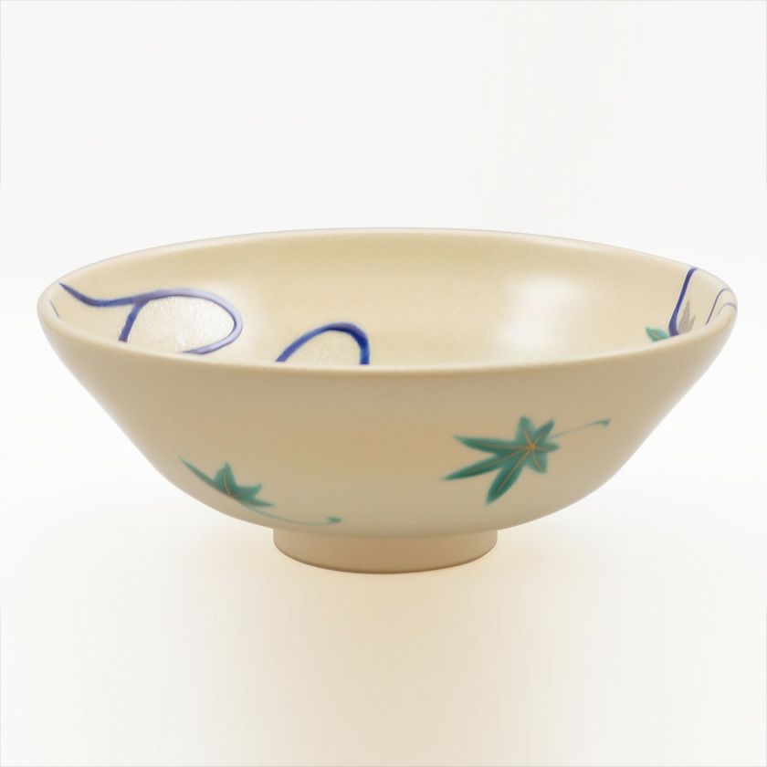 茶道具 平茶碗（ひらちゃわん） 色絵 平茶碗 青楓流水 山岡 善昇 抹茶茶碗は茶の湯文化である表千家・裏千家の茶道具や抹茶を専門に扱う千紀園（せんきえん）が通販で販売しています。茶会また初心者向けのお稽古用にご利用いただける抹茶碗です。贈り物・ギフトにも人気です。