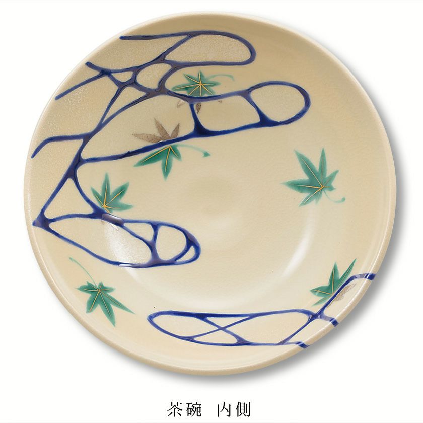 茶道具 平茶碗（ひらちゃわん） 色絵 平茶碗 青楓流水 山岡 善昇 抹茶茶碗は茶の湯文化である表千家・裏千家の茶道具や抹茶を専門に扱う千紀園（せんきえん）が通販で販売しています。茶会また初心者向けのお稽古用にご利用いただける抹茶碗です。贈り物・ギフトにも人気です。