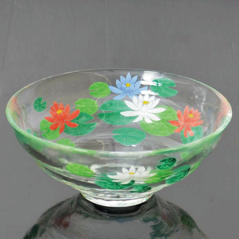 茶道具 平茶碗（ひらちゃわん） ガラス平茶碗 睡蓮 【耐熱】 松本 明日香 抹茶茶碗は茶の湯文化である表千家・裏千家の茶道具や抹茶を専門に扱う千紀園（せんきえん）が通販で販売しています。茶会また初心者向けのお稽古用にご利用いただける抹茶碗です。贈り物・ギフトにも人気です。