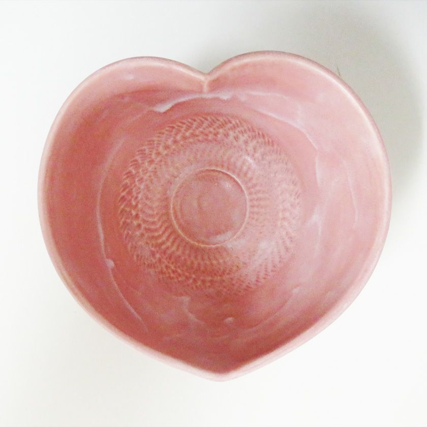 茶道具 抹茶茶碗（まっちゃちゃわん） 茶碗　真紅 猪目（ハート型） 小野 穣 抹茶茶碗は茶の湯文化である表千家・裏千家の茶道具や抹茶を専門に扱う千紀園（せんきえん）が通販で販売しています。茶会また初心者向けのお稽古用にご利用いただける抹茶碗です。贈り物・ギフトにも人気です。