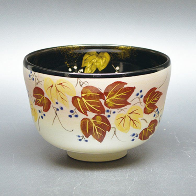 茶道具 抹茶茶碗（まっちゃちゃわん） 茶碗　雲母金 蔦 内黒 中村 与平 作 抹茶茶碗は茶の湯文化である表千家・裏千家の茶道具や抹茶を専門に扱う千紀園（せんきえん）が通販で販売しています。茶会また初心者向けのお稽古用にご利用いただける抹茶碗です。贈り物・ギフトにも人気です。