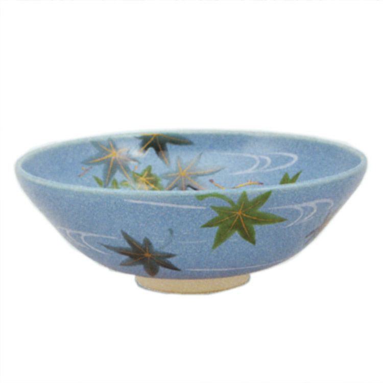 茶道具 平茶碗（ひらちゃわん） 青釉　平茶碗　楓に流水　山岡 善昇 抹茶茶碗は茶の湯文化である表千家・裏千家の茶道具や抹茶を専門に扱う千紀園（せんきえん）が通販で販売しています。茶会また初心者向けのお稽古用にご利用いただける抹茶碗です。贈り物・ギフトにも人気です。