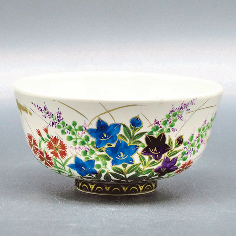 茶道具 抹茶茶碗（まっちゃちゃわん） 茶碗　白釉　秋草 山岡 善高 抹茶茶碗は茶の湯文化である表千家・裏千家の茶道具や抹茶を専門に扱う千紀園（せんきえん）が通販で販売しています。茶会また初心者向けのお稽古用にご利用いただける抹茶碗です。贈り物・ギフトにも人気です。