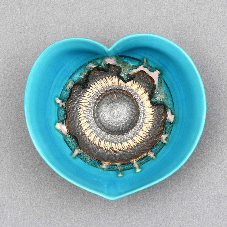 茶道具 抹茶茶碗（まっちゃちゃわん） 茶碗　紺青磁 猪目（ハート型） 小野 穣 抹茶茶碗は茶の湯文化である表千家・裏千家の茶道具や抹茶を専門に扱う千紀園（せんきえん）が通販で販売しています。茶会また初心者向けのお稽古用にご利用いただける抹茶碗です。贈り物・ギフトにも人気です。