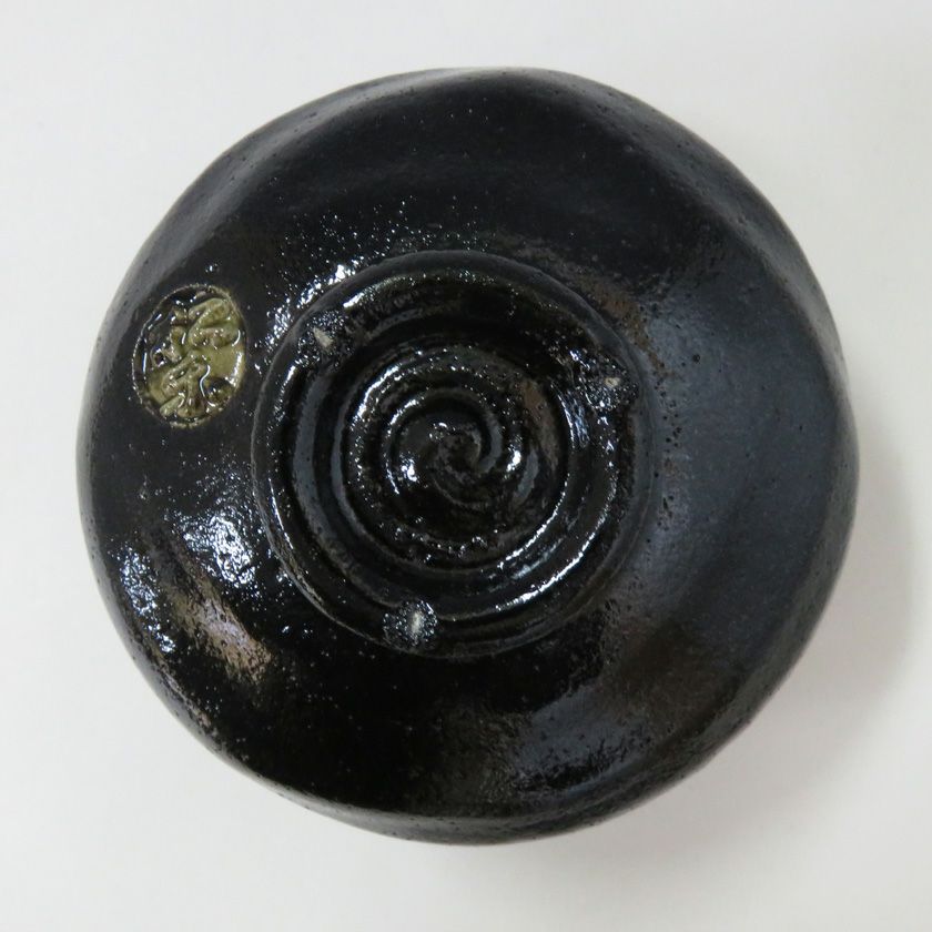 茶道具 楽茶碗（らくちゃわん） 茶碗 黒楽 各服　1客 松楽窯 抹茶茶碗は茶の湯文化である表千家・裏千家の茶道具や抹茶を専門に扱う千紀園（せんきえん）が通販で販売しています。茶会また初心者向けのお稽古用にご利用いただける抹茶碗です。贈り物・ギフトにも人気です。