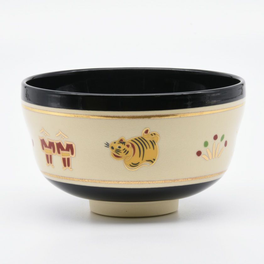 茶道具 抹茶茶碗（まっちゃちゃわん） 茶碗 黒仁清 奈良絵 虎 干支 宮地 英香 抹茶茶碗は茶の湯文化である表千家・裏千家の茶道具や抹茶を専門に扱う千紀園（せんきえん）が通販で販売しています。茶会また初心者向けのお稽古用にご利用いただける抹茶碗です。贈り物・ギフトにも人気です。
