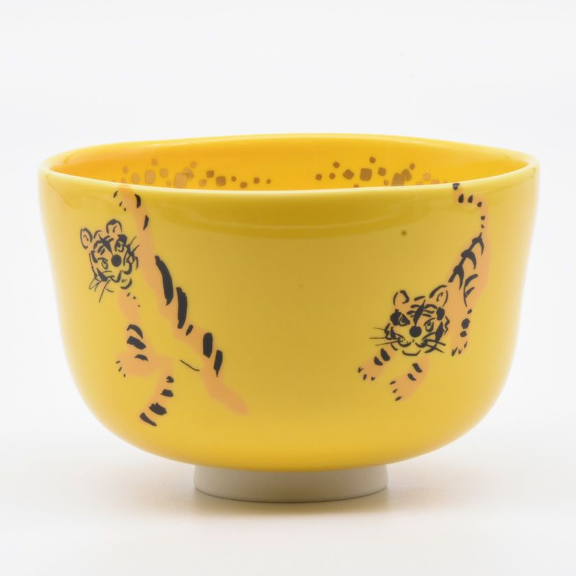 茶道具 抹茶茶碗（まっちゃちゃわん） 茶碗 黄釉 遊虎 干支 花月窯 抹茶茶碗は茶の湯文化である表千家・裏千家の茶道具や抹茶を専門に扱う千紀園（せんきえん）が通販で販売しています。茶会また初心者向けのお稽古用にご利用いただける抹茶碗です。贈り物・ギフトにも人気です。