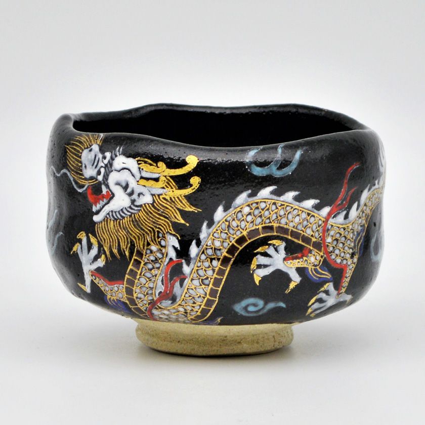 茶道具 楽茶碗（らくちゃわん） 黒楽 昇り龍 川嵜 和楽 干支 辰（たつ、タツ、龍、竜） 抹茶茶碗は茶の湯文化である表千家・裏千家の茶道具や抹茶を専門に扱う千紀園（せんきえん）が通販で販売しています。茶会また初心者向けのお稽古用にご利用いただける抹茶碗です。贈り物・ギフトにも人気です。