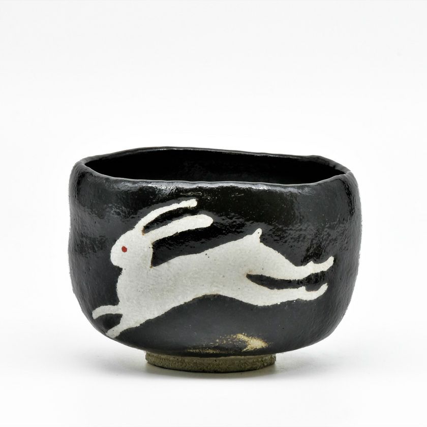 茶道具 楽茶碗（らくちゃわん） 茶碗 黒楽 覚入写 兎の絵 干支 佐々木 昭楽 抹茶茶碗は茶の湯文化である表千家・裏千家の茶道具や抹茶を専門に扱う千紀園（せんきえん）が通販で販売しています。茶会また初心者向けのお稽古用にご利用いただける抹茶碗です。贈り物・ギフトにも人気です。