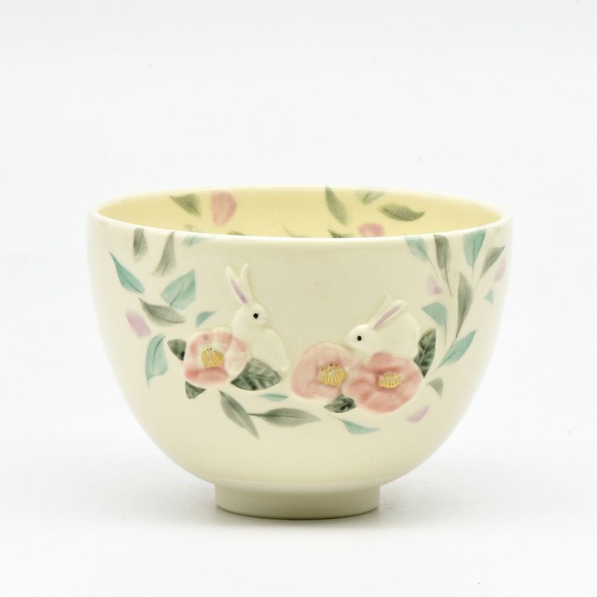 茶道具 抹茶茶碗（まっちゃちゃわん） 茶碗 浮彫 椿に兎 干支 今岡 三四郎 抹茶茶碗は茶の湯文化である表千家・裏千家の茶道具や抹茶を専門に扱う千紀園（せんきえん）が通販で販売しています。茶会また初心者向けのお稽古用にご利用いただける抹茶碗です。贈り物・ギフトにも人気です。