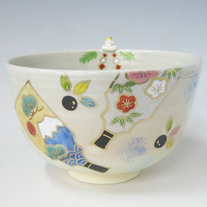 茶道具 抹茶茶碗（まっちゃちゃわん） 茶碗 色絵 羽子板に鏡餅 東山 深山 抹茶茶碗は茶の湯文化である表千家・裏千家の茶道具や抹茶を専門に扱う千紀園（せんきえん）が通販で販売しています。茶会また初心者向けのお稽古用にご利用いただける抹茶碗です。贈り物・ギフトにも人気です。