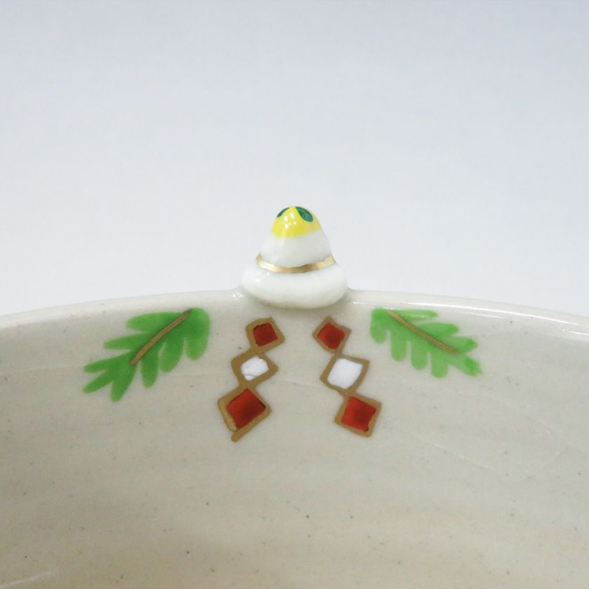 茶道具 抹茶茶碗（まっちゃちゃわん） 茶碗 色絵 羽子板に鏡餅 東山 深山 抹茶茶碗は茶の湯文化である表千家・裏千家の茶道具や抹茶を専門に扱う千紀園（せんきえん）が通販で販売しています。茶会また初心者向けのお稽古用にご利用いただける抹茶碗です。贈り物・ギフトにも人気です。