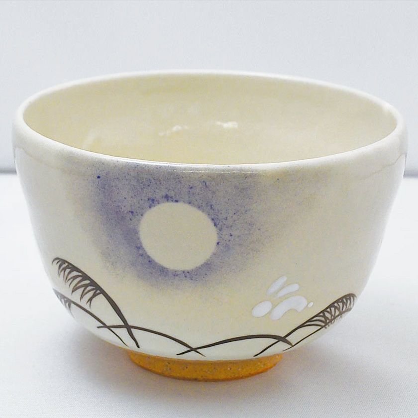 茶道具 抹茶茶碗（まっちゃちゃわん） 粉引茶碗 月うさぎ 山岡 善昇 抹茶茶碗は茶の湯文化である表千家・裏千家の茶道具や抹茶を専門に扱う千紀園（せんきえん）が通販で販売しています。茶会また初心者向けのお稽古用にご利用いただける抹茶碗です。贈り物・ギフトにも人気です。