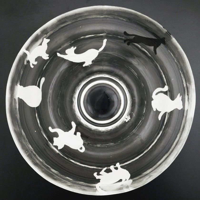 茶道具 平茶碗（ひらちゃわん） ガラス平茶碗 キャッツ（猫） 【耐熱】 今岡 都 抹茶茶碗は茶の湯文化である表千家・裏千家の茶道具や抹茶を専門に扱う千紀園（せんきえん）が通販で販売しています。茶会また初心者向けのお稽古用にご利用いただける抹茶碗です。贈り物・ギフトにも人気です。