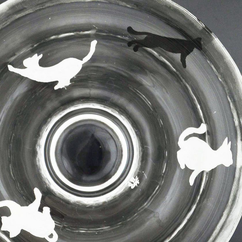 茶道具 平茶碗（ひらちゃわん） ガラス平茶碗 キャッツ（猫） 【耐熱】 今岡 都 抹茶茶碗は茶の湯文化である表千家・裏千家の茶道具や抹茶を専門に扱う千紀園（せんきえん）が通販で販売しています。茶会また初心者向けのお稽古用にご利用いただける抹茶碗です。贈り物・ギフトにも人気です。