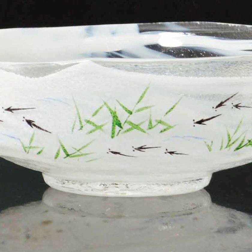 茶道具 平茶碗（ひらちゃわん） ガラス馬盥茶碗 スイスイメダカ 広畑 久仁彦 抹茶茶碗は茶の湯文化である表千家・裏千家の茶道具や抹茶を専門に扱う千紀園（せんきえん）が通販で販売しています。茶会また初心者向けのお稽古用にご利用いただける抹茶碗です。贈り物・ギフトにも人気です。