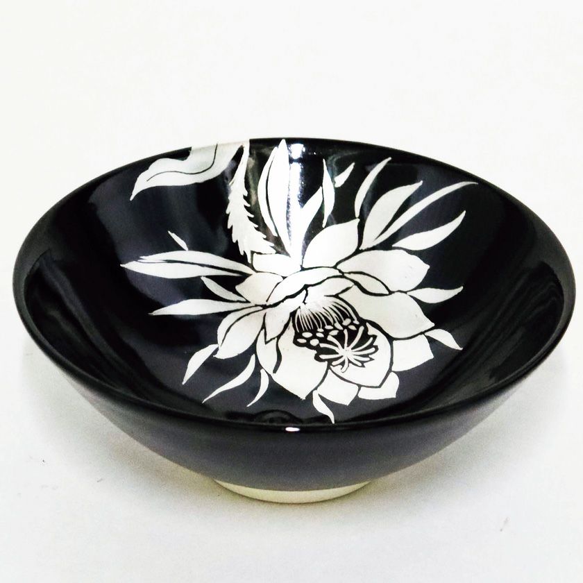 茶道具 平茶碗（ひらちゃわん） 平茶碗 黒釉 銀彩 月花美人 今岡 都 抹茶茶碗は茶の湯文化である表千家・裏千家の茶道具や抹茶を専門に扱う千紀園（せんきえん）が通販で販売しています。茶会また初心者向けのお稽古用にご利用いただける抹茶碗です。贈り物・ギフトにも人気です。