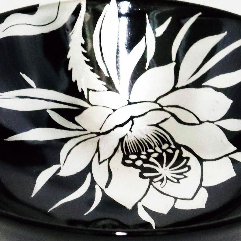 茶道具 平茶碗（ひらちゃわん） 平茶碗 黒釉 銀彩 月花美人 今岡 都 抹茶茶碗は茶の湯文化である表千家・裏千家の茶道具や抹茶を専門に扱う千紀園（せんきえん）が通販で販売しています。茶会また初心者向けのお稽古用にご利用いただける抹茶碗です。贈り物・ギフトにも人気です。