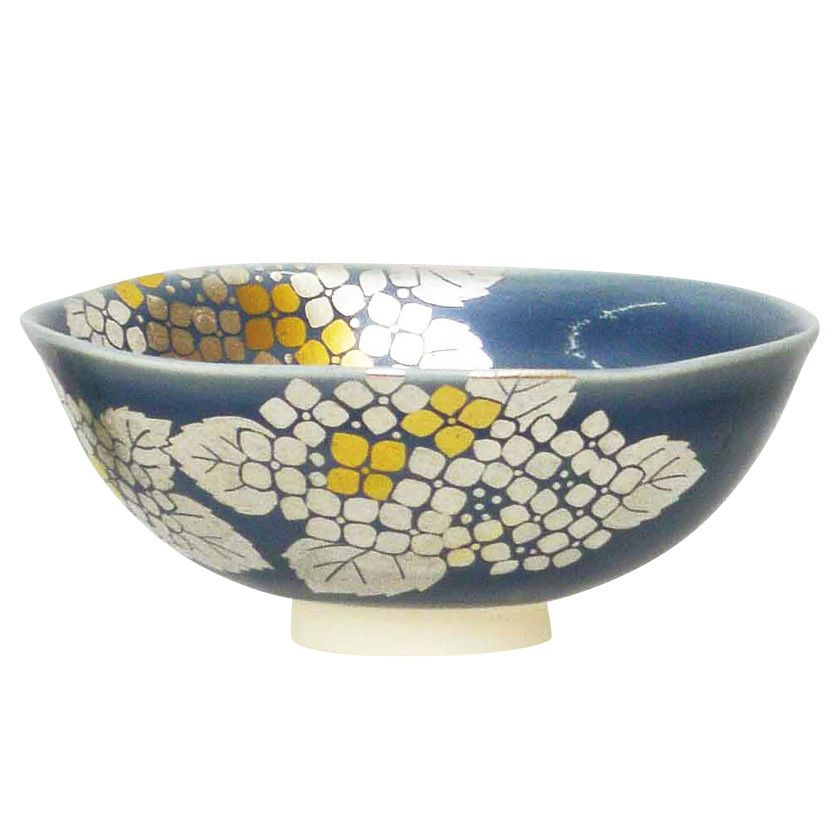 茶道具 平茶碗（ひらちゃわん） 平茶碗 青釉 金銀彩 紫陽花 新井 京華 抹茶茶碗は茶の湯文化である表千家・裏千家の茶道具や抹茶を専門に扱う千紀園（せんきえん）が通販で販売しています。茶会また初心者向けのお稽古用にご利用いただける抹茶碗です。贈り物・ギフトにも人気です。