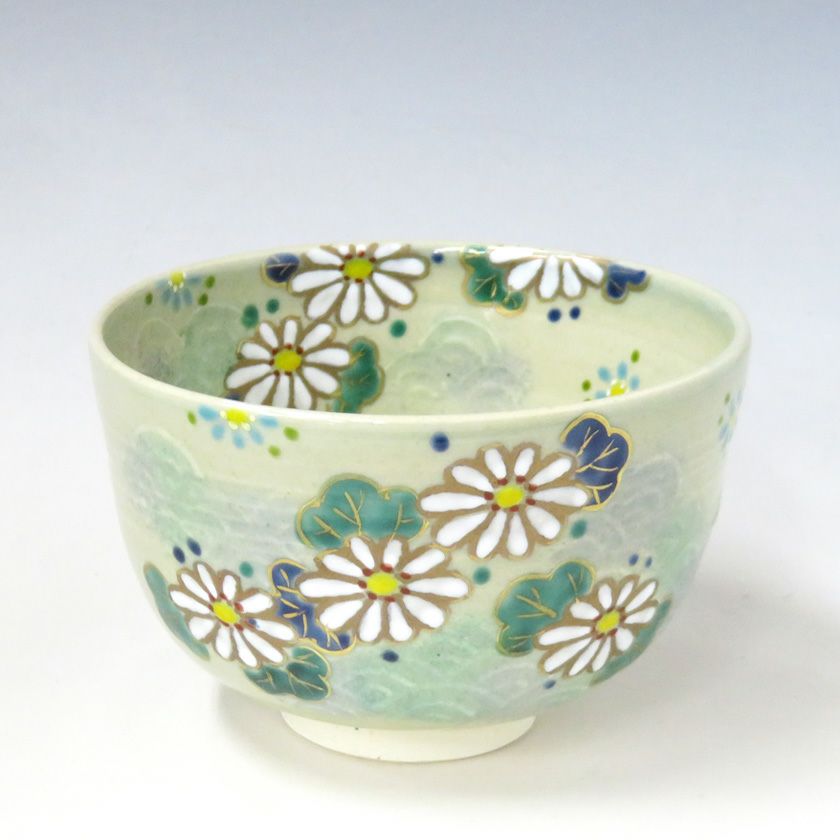 茶道具 抹茶茶碗（まっちゃちゃわん） 茶碗 色絵 青海波に菊 東山 深山 抹茶茶碗は茶の湯文化である表千家・裏千家の茶道具や抹茶を専門に扱う千紀園（せんきえん）が通販で販売しています。茶会また初心者向けのお稽古用にご利用いただける抹茶碗です。贈り物・ギフトにも人気です。