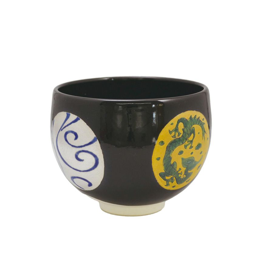 茶道具 抹茶茶碗（まっちゃちゃわん） 黒釉丸紋茶碗 龍 通次 阿山 干支 辰（たつ、タツ、龍、竜） 抹茶茶碗は茶の湯文化である表千家・裏千家の茶道具や抹茶を専門に扱う千紀園（せんきえん）が通販で販売しています。茶会また初心者向けのお稽古用にご利用いただける抹茶碗です。贈り物・ギフトにも人気です。
