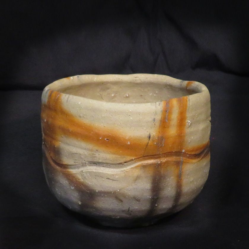 茶道具 抹茶茶碗（まっちゃちゃわん） 備前 黒ひだすき 茶碗 信楽焼 灰塚窯 木戸 貞昭 抹茶茶碗は茶の湯文化である表千家・裏千家の茶道具や抹茶を専門に扱う千紀園（せんきえん）が通販で販売しています。茶会また初心者向けのお稽古用にご利用いただける抹茶碗です。贈り物・ギフトにも人気です。