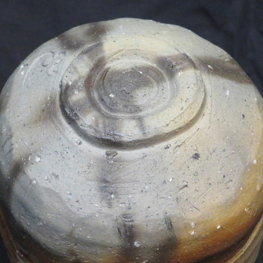 茶道具 抹茶茶碗（まっちゃちゃわん） 備前 黒ひだすき 茶碗 信楽焼 灰塚窯 木戸 貞昭 抹茶茶碗は茶の湯文化である表千家・裏千家の茶道具や抹茶を専門に扱う千紀園（せんきえん）が通販で販売しています。茶会また初心者向けのお稽古用にご利用いただける抹茶碗です。贈り物・ギフトにも人気です。