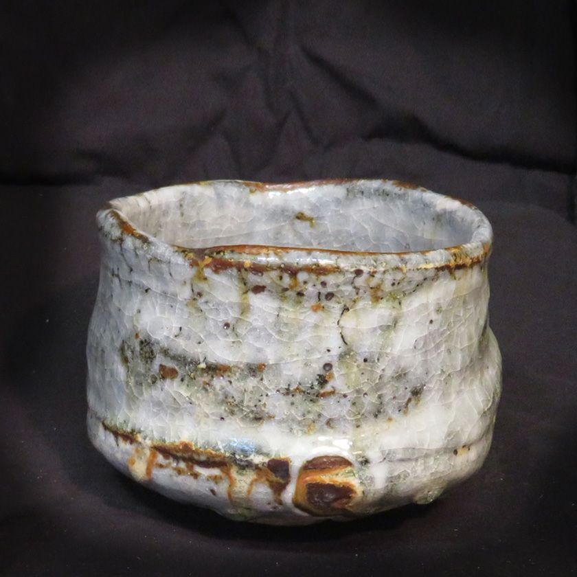 茶道具 抹茶茶碗（まっちゃちゃわん） 土灰志野 茶碗 信楽焼 灰塚窯 木戸 貞昭 抹茶茶碗は茶の湯文化である表千家・裏千家の茶道具や抹茶を専門に扱う千紀園（せんきえん）が通販で販売しています。茶会また初心者向けのお稽古用にご利用いただける抹茶碗です。贈り物・ギフトにも人気です。