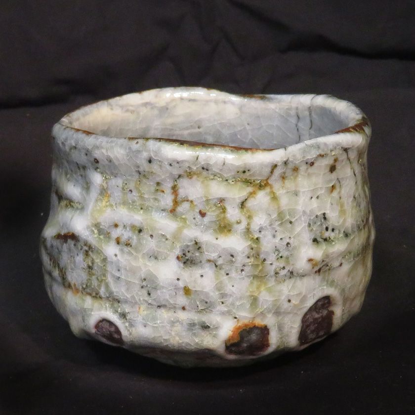 茶道具 抹茶茶碗（まっちゃちゃわん） 土灰志野 茶碗 信楽焼 灰塚窯 木戸 貞昭 抹茶茶碗は茶の湯文化である表千家・裏千家の茶道具や抹茶を専門に扱う千紀園（せんきえん）が通販で販売しています。茶会また初心者向けのお稽古用にご利用いただける抹茶碗です。贈り物・ギフトにも人気です。