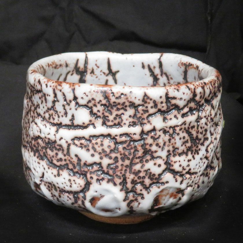 茶道具 抹茶茶碗（まっちゃちゃわん） ネズミ志野 茶碗 信楽焼 灰塚窯 木戸 貞昭 抹茶茶碗は茶の湯文化である表千家・裏千家の茶道具や抹茶を専門に扱う千紀園（せんきえん）が通販で販売しています。茶会また初心者向けのお稽古用にご利用いただける抹茶碗です。贈り物・ギフトにも人気です。