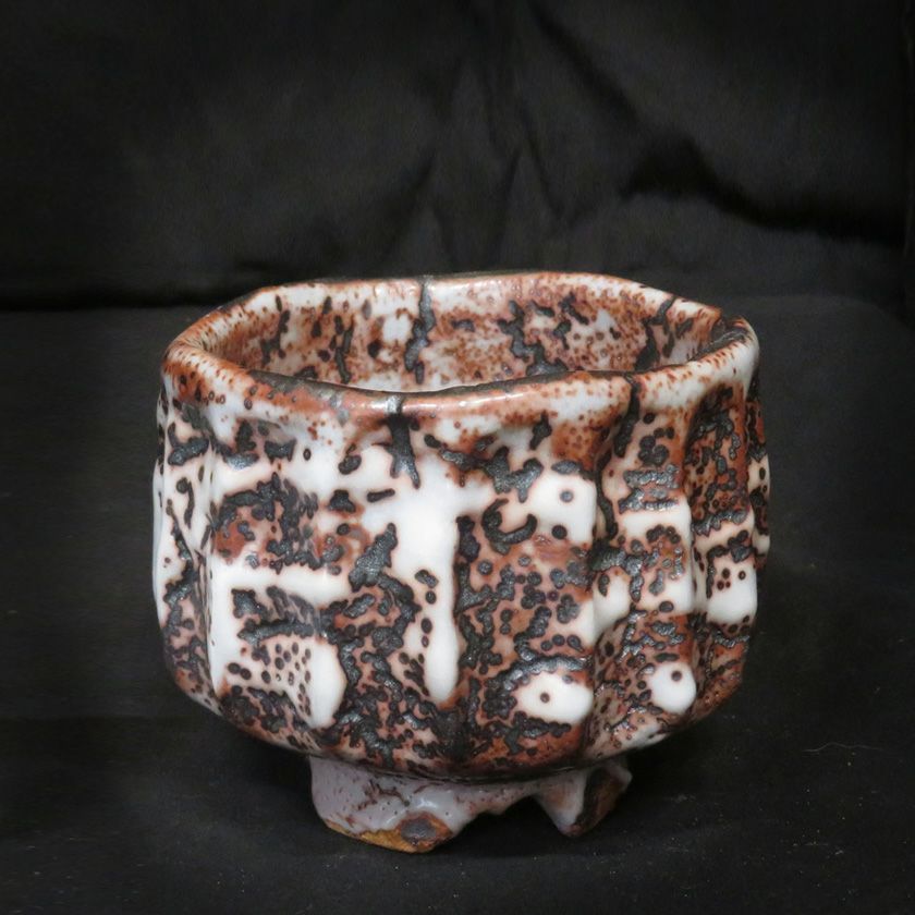 茶道具 抹茶茶碗（まっちゃちゃわん） 赤志野 シノギ 茶碗 信楽焼 灰塚窯 木戸 貞昭 抹茶茶碗は茶の湯文化である表千家・裏千家の茶道具や抹茶を専門に扱う千紀園（せんきえん）が通販で販売しています。茶会また初心者向けのお稽古用にご利用いただける抹茶碗です。贈り物・ギフトにも人気です。