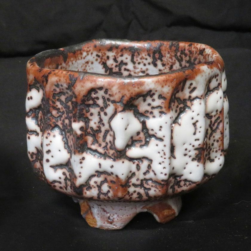 茶道具 抹茶茶碗（まっちゃちゃわん） 赤志野 シノギ 茶碗 信楽焼 灰塚窯 木戸 貞昭 抹茶茶碗は茶の湯文化である表千家・裏千家の茶道具や抹茶を専門に扱う千紀園（せんきえん）が通販で販売しています。茶会また初心者向けのお稽古用にご利用いただける抹茶碗です。贈り物・ギフトにも人気です。