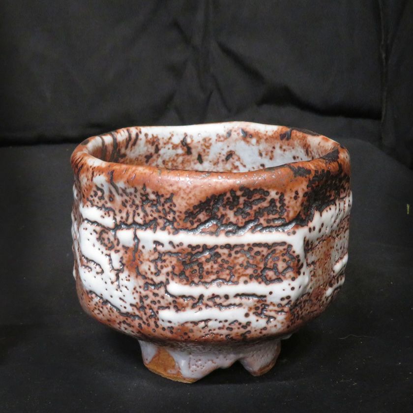 茶道具 抹茶茶碗（まっちゃちゃわん） 赤志野 シノギ 八角 茶碗 信楽焼 灰塚窯 木戸 貞昭 抹茶茶碗は茶の湯文化である表千家・裏千家の茶道具や抹茶を専門に扱う千紀園（せんきえん）が通販で販売しています。茶会また初心者向けのお稽古用にご利用いただける抹茶碗です。贈り物・ギフトにも人気です。