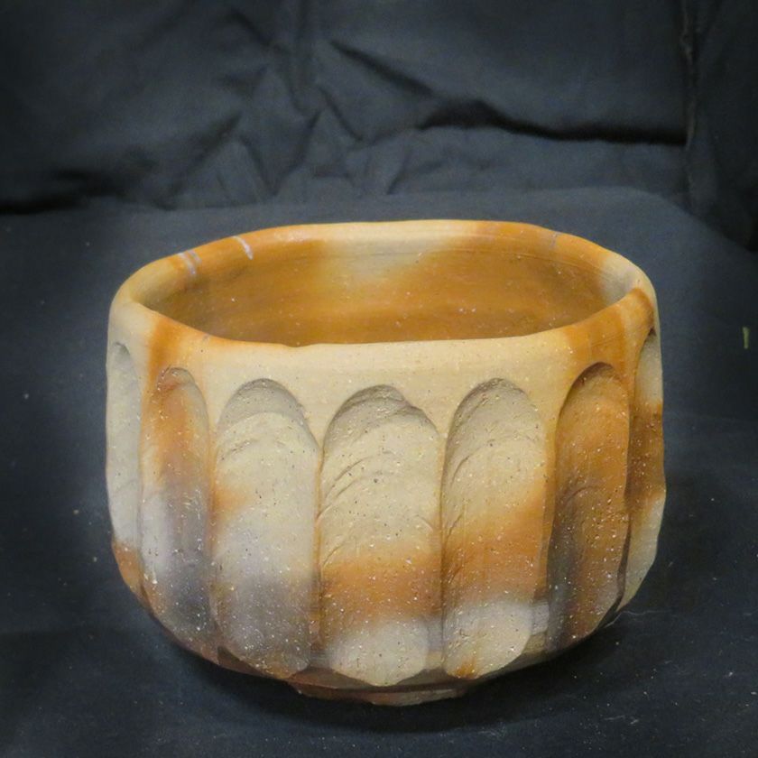 茶道具 抹茶茶碗（まっちゃちゃわん） 備前 黒ひだすき 茶碗 信楽焼 灰塚窯 木戸 貞昭 抹茶茶碗は茶の湯文化である表千家・裏千家の茶道具や抹茶を専門に扱う千紀園（せんきえん）が通販で販売しています。茶会また初心者向けのお稽古用にご利用いただける抹茶碗です。贈り物・ギフトにも人気です。