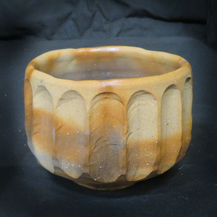 茶道具 抹茶茶碗（まっちゃちゃわん） 備前 黒ひだすき 茶碗 信楽焼 灰塚窯 木戸 貞昭 抹茶茶碗は茶の湯文化である表千家・裏千家の茶道具や抹茶を専門に扱う千紀園（せんきえん）が通販で販売しています。茶会また初心者向けのお稽古用にご利用いただける抹茶碗です。贈り物・ギフトにも人気です。