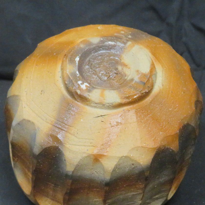 茶道具 抹茶茶碗（まっちゃちゃわん） 備前 黒ひだすき 茶碗 信楽焼 灰塚窯 木戸 貞昭 抹茶茶碗は茶の湯文化である表千家・裏千家の茶道具や抹茶を専門に扱う千紀園（せんきえん）が通販で販売しています。茶会また初心者向けのお稽古用にご利用いただける抹茶碗です。贈り物・ギフトにも人気です。